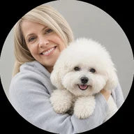 Tutora sorrindo com seu cachorro