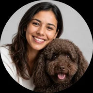 Profissional pet sorrindo com seu cachorro