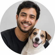 Embaixador bollball sorrindo com seu cachorro
