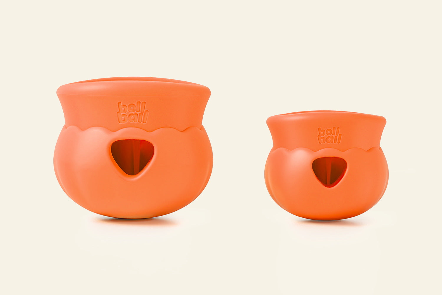 dois bollballs laranja em tamanhos diferentes sobre fundo branco